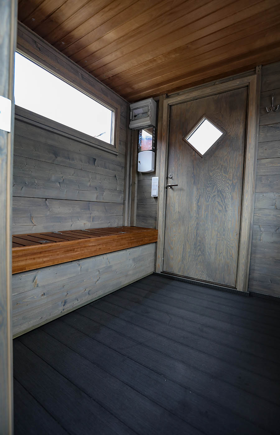 Das Schlafzimmer ist mit einer smarten Aufbewahrungsbox/Bank ausgestattet