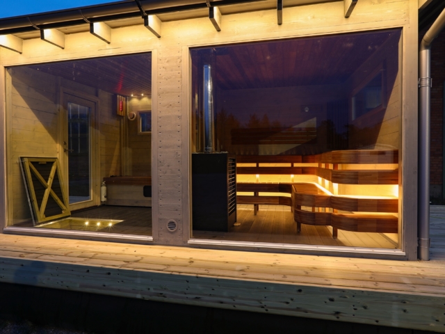 The Wilma sauna raft at Marinbastun, featuring large windows