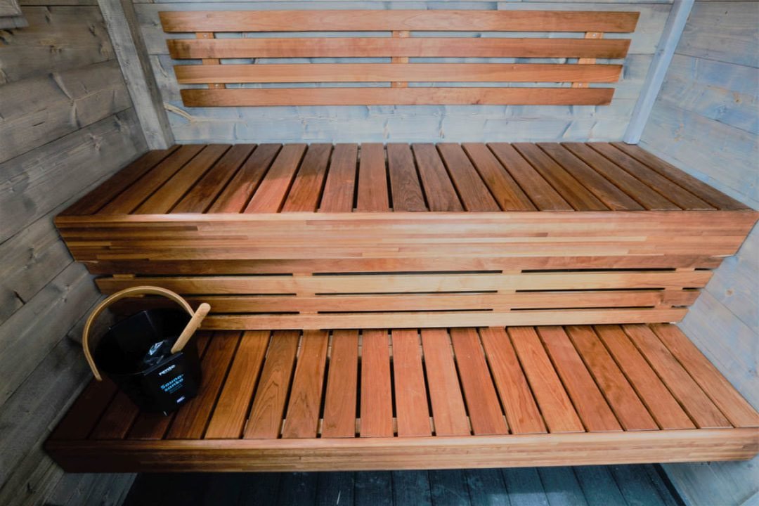 Sauna-Gang, funktionale, wärmebehandelte Liegen aus Espenholz