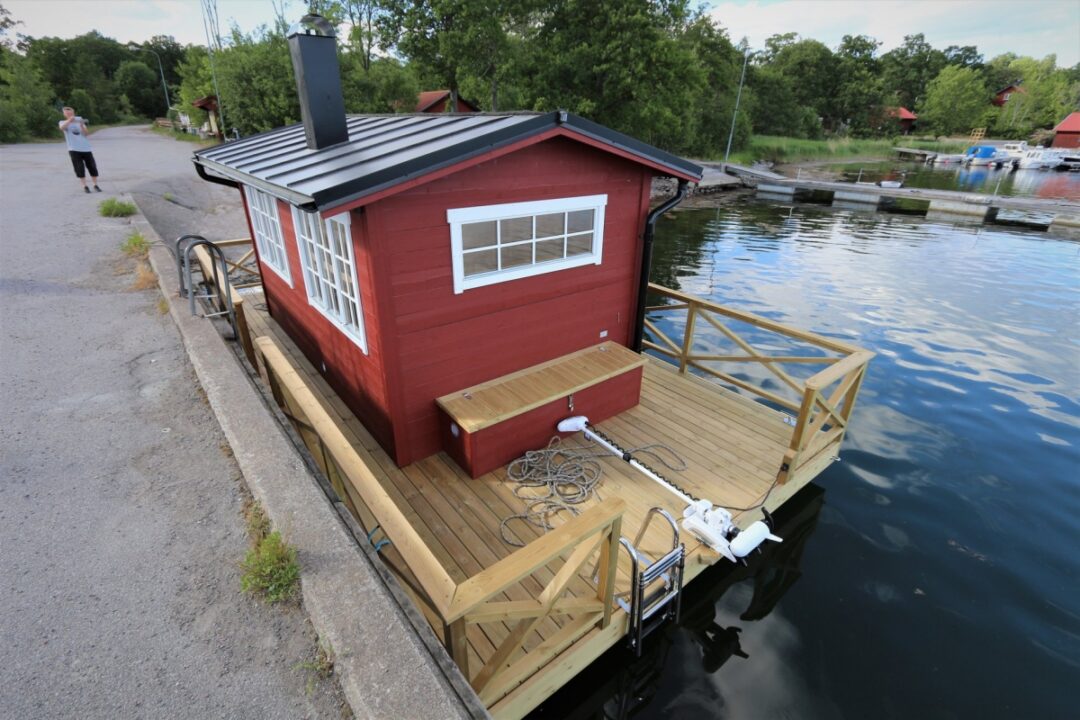 Rødmalte badstuflåten Alice XL levert til Gryt