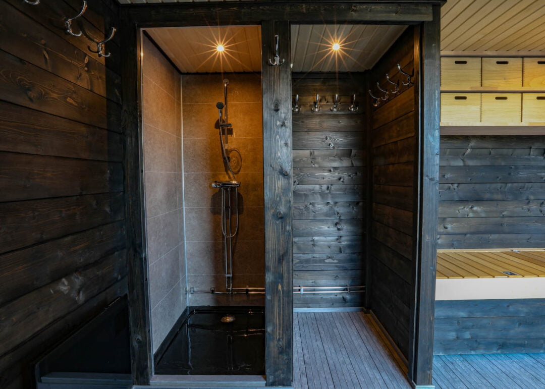 Dusch- und Umkleideraum auf Floßsauna Dusch- und Umkleideraum auf Floßsauna