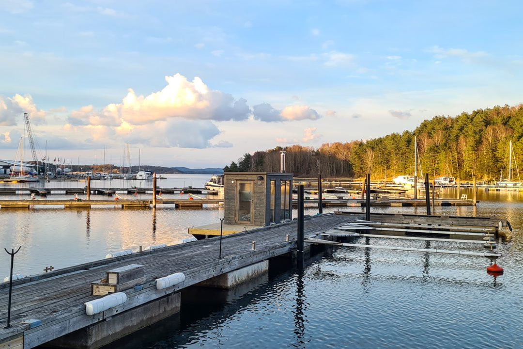 Funksjonsdyktig badstubåt ved bryggen
