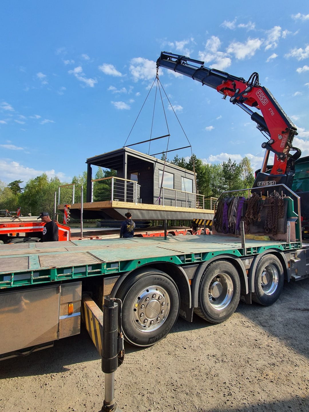 Bastuflotte lastes for levering