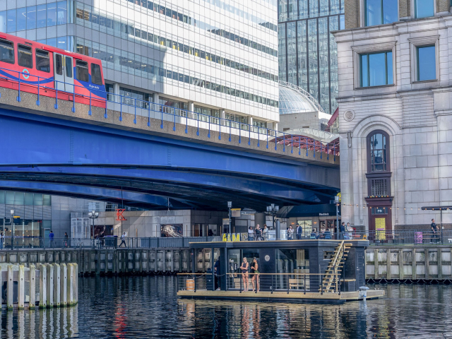 Sauna Boat Melvin saling and docking at West India Quay