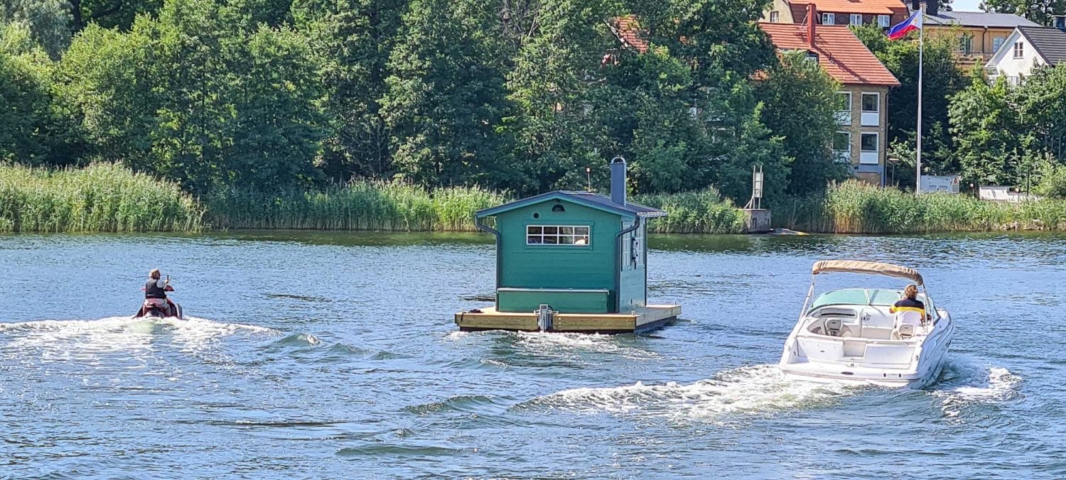 CE-marked sauna boat with engine from Marinbastun on the water – insurable according to the Recreational Craft Directive