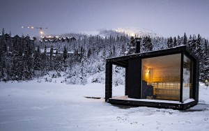 Saunaschiff an den norwegischen Bergen  